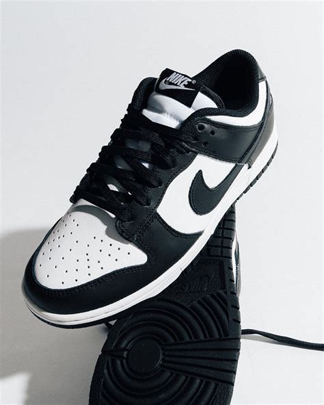 nike dunk schwarz weiß|Nike black and white dunks.